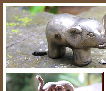 鼻をもたげた小さくてかわいい象のオブジェ。