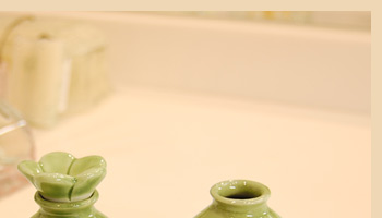 陶器で出来たアロマオイルボトルはインテリアのオブジェとしても使える、存在感溢れるアイテムです。