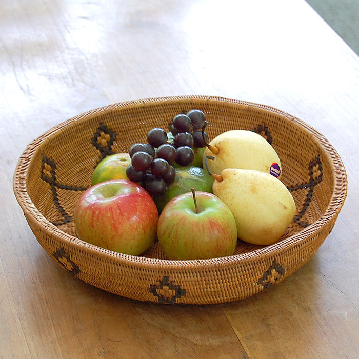 アタで編まれた円形の果物かご