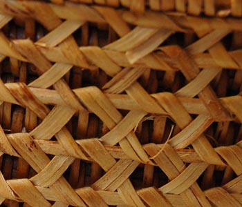 こちらのダストボックスは通常の編み方に加え、その表面にされにカゴメ編みを施した高い技術が用いられたアイテム。