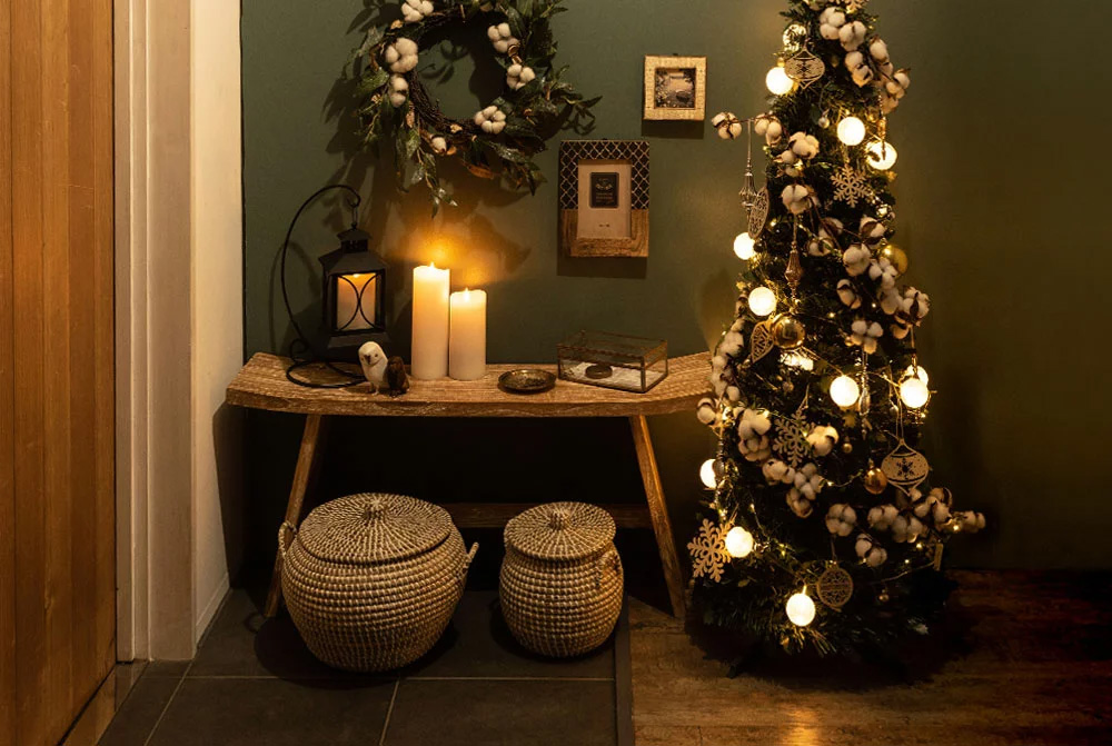 おすすめコーディネート実例。魅力のクリスマスツリーとインテリアで、ゲストをお出迎えする玄関。