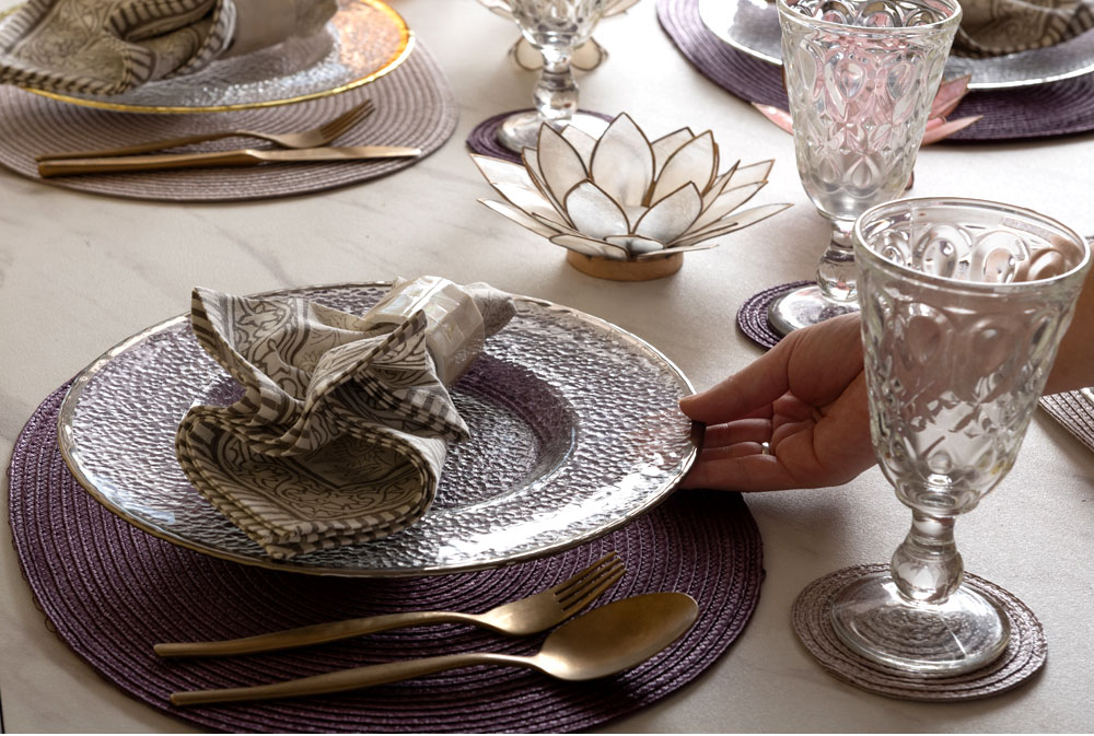 �������ۥ�ǡ��ˤԤä���ʥơ��֥륳���ǥ��͡���