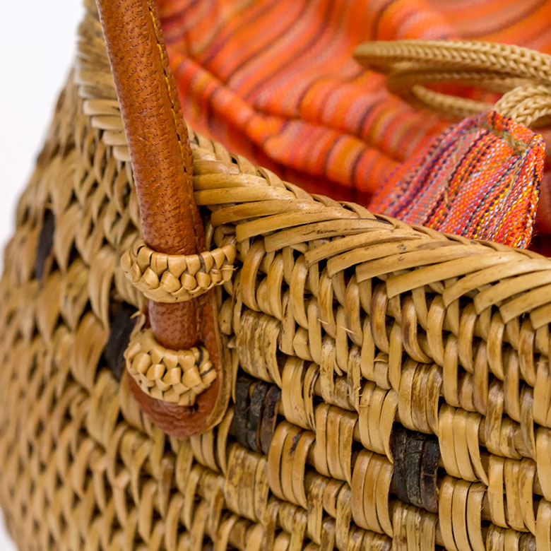 バリ島のトゥガナン村で作られたアタのバッグ