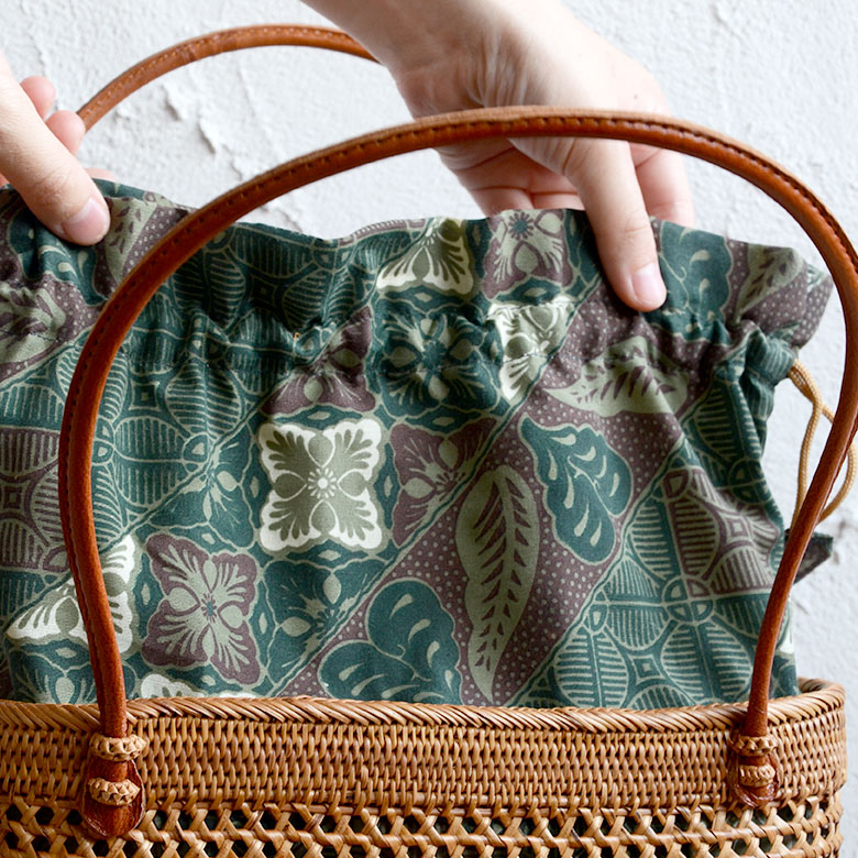 バリ島で買い付けた職人がひとつひとつハンドメイドで編み上げた貴重なアタ製バッグ