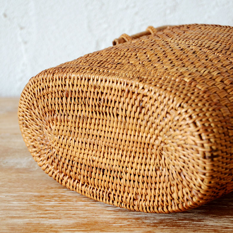 バリ島で買い付けた職人がひとつひとつハンドメイドで編み上げた貴重なアタ製バッグ