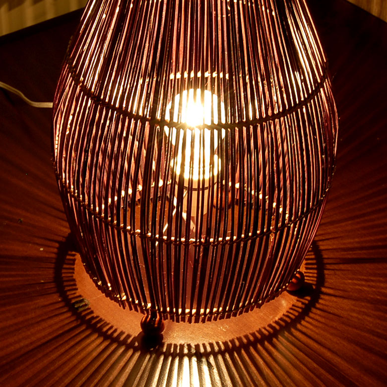 まるで球根みたいなユニークな形がとても愛らしく印象的なスタンド照明 アジアン ランプ