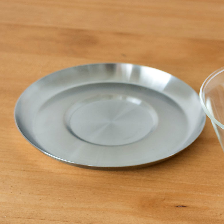 ガラスのカップとステンレス製ソーサーの異素材を組み合わせたセット。