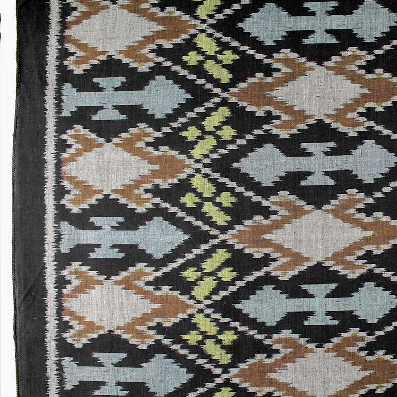 細やかな織り目でつくられる伝統的な柄イカット