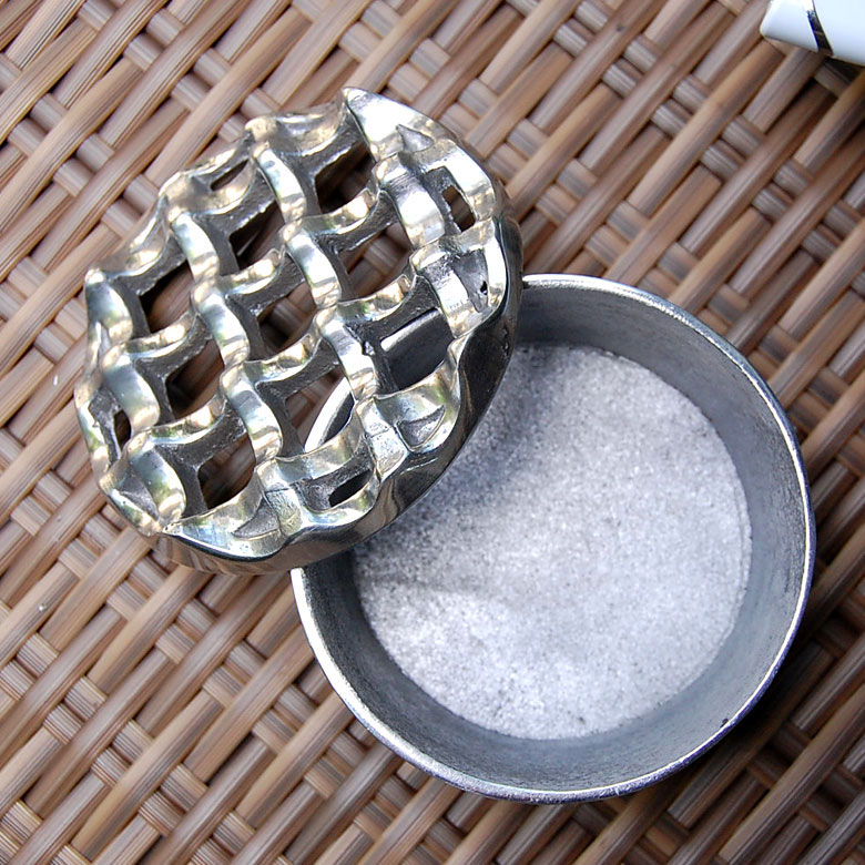 アルミ製のアジアン灰皿はバリの職人が丁寧に一つ一つ作り上げたハンドメイドの温もりを感じるアイテムです。