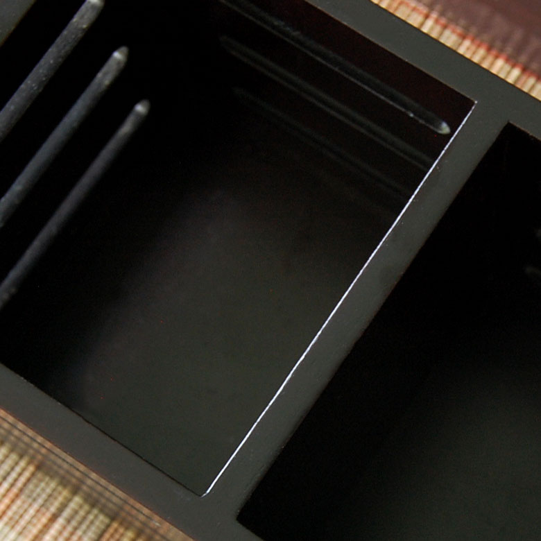 バリの職人のセンスが光る、マホガニーの素材を生かした木製スタンドケースは、上品な質感が特徴。