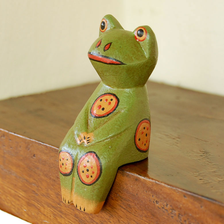 お行儀よく座れる木彫りのカエルのオブジェ