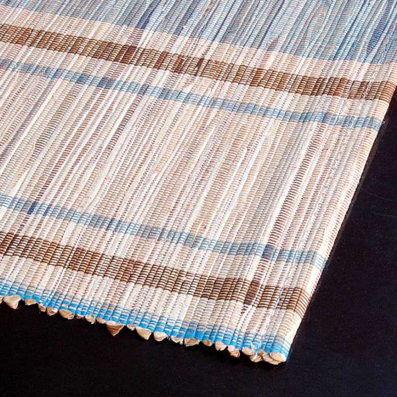 ウォーターヒヤシンスを乾燥させ、色の付いた糸をバリの職人が丁寧にハンドメイドで編んで作っています。