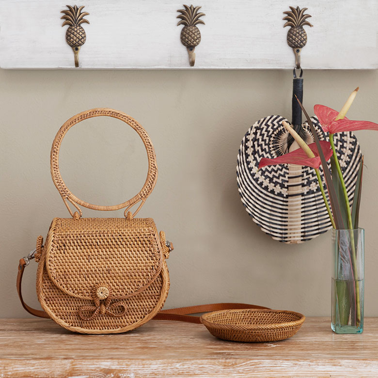 天然素材アタで編まれたハンドバッグは、独特の色合いと細かい編み目が特徴。
