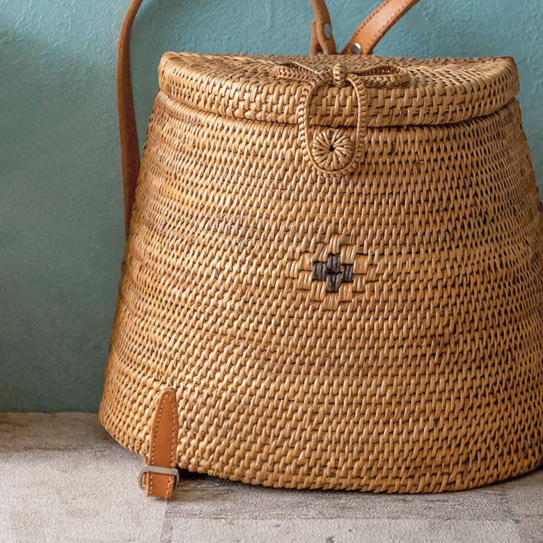 天然素材アタで編まれたハンドバッグは、独特の色合いと細かい編み目が特徴。