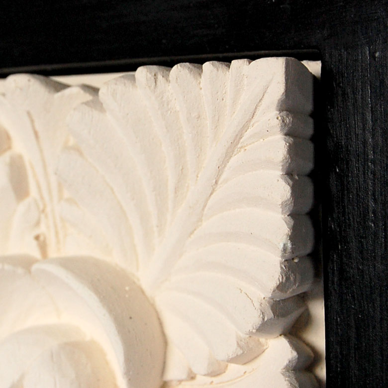 木製のフレームにホワイトストーンで模られたオリエンタルなリーフがアジアンリゾートの雰囲気を感じさせてくれます。