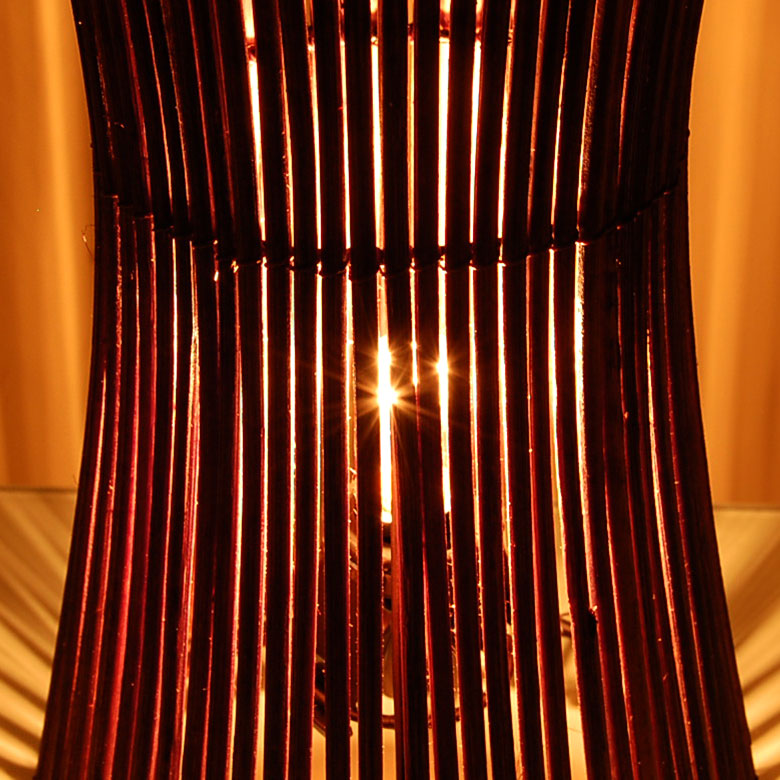 電球をつけると格子のバンブーの隙間から光が溢れ、幾何学模様を映し出し、お部屋にモダンな雰囲気をプラスします。