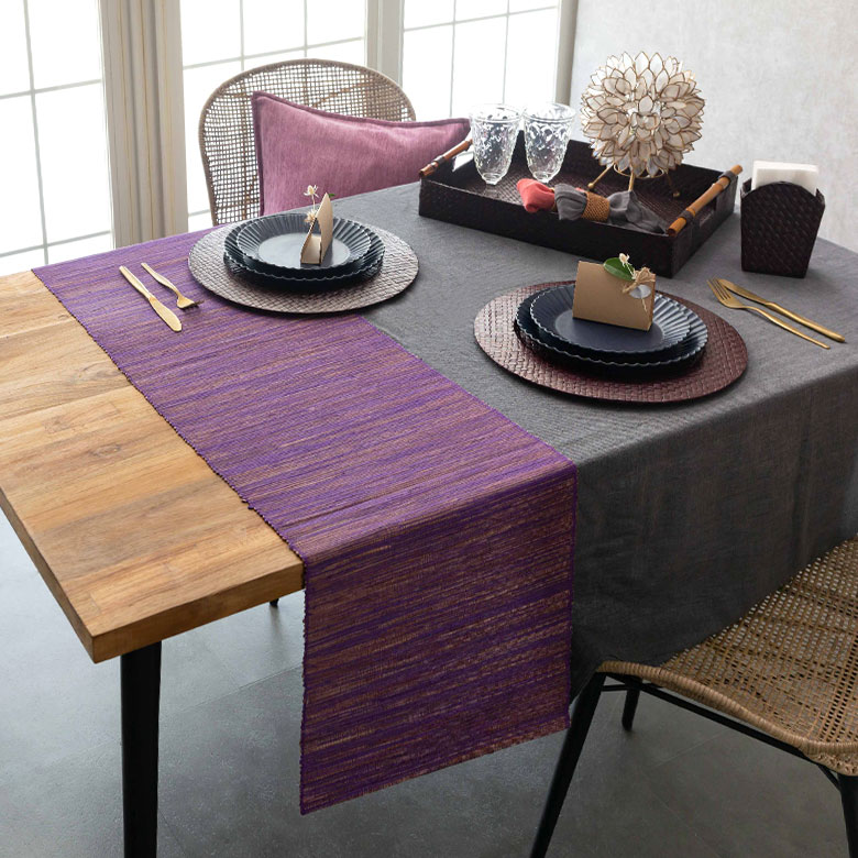家具でも使われている丈夫な素材「ウォーターヒヤシンス」を発色のいい、染色したホワイトの糸で編み上げたアイテム。