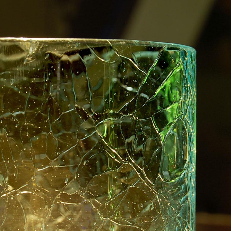 表面のモニュメンタルな模様とガラスの気泡がキャンドルを通して美しく照らされます。