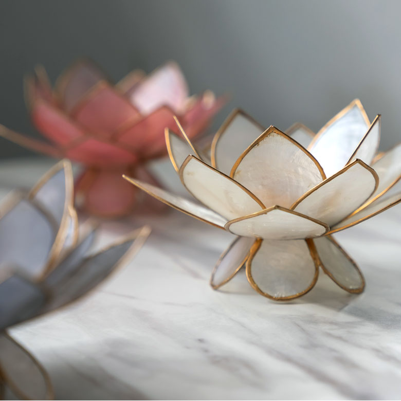 バリ島で作られた、蓮の花デザインのキャンドルホルダー。