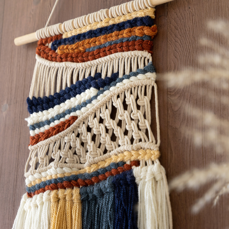 6色の糸を彩り豊かにミックスしたマクラメ編み