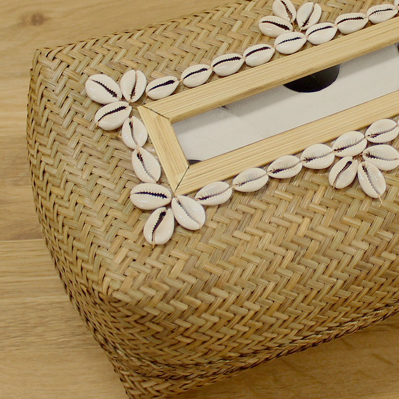 竹を編んだケースにデコレーションされた、花びらのような貝殻