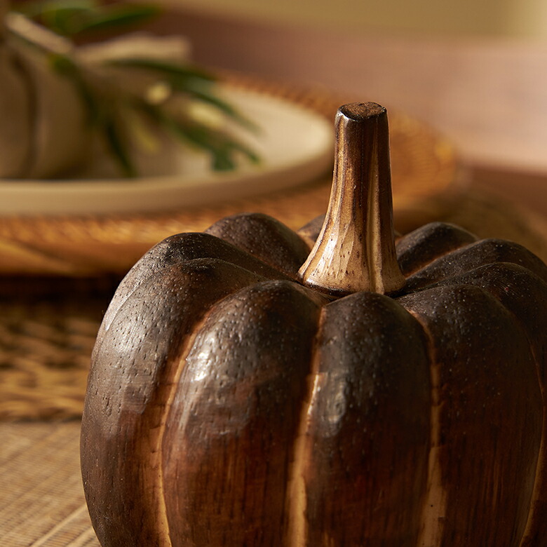 木製のかぼちゃのオブジェ
