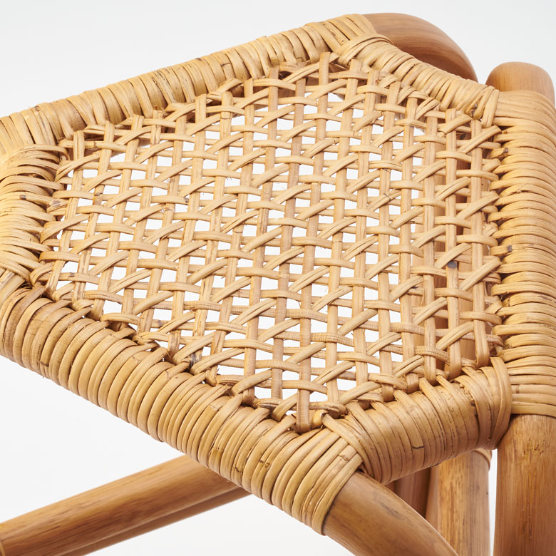 ラタンの幾何学的な編み目の座面