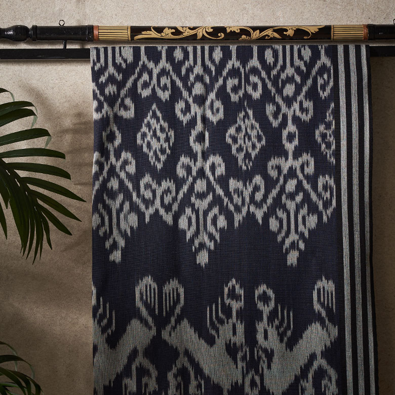 インドネシアの代表的な工芸品の織物イカット