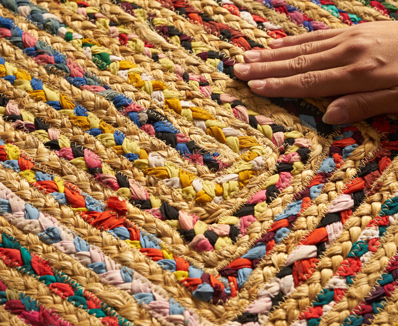 ひとつひとつがインドの職人による手織りのマット