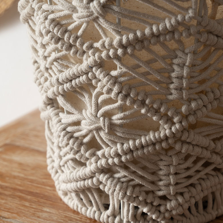 自然で素朴な風合いのロープで編まれたマクラメ