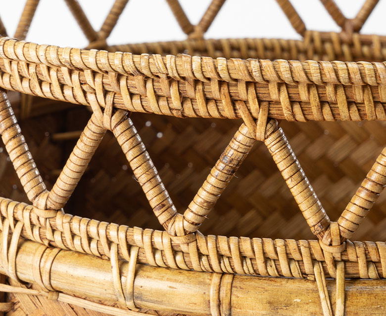 竹を編んで作られた美しいカゴ