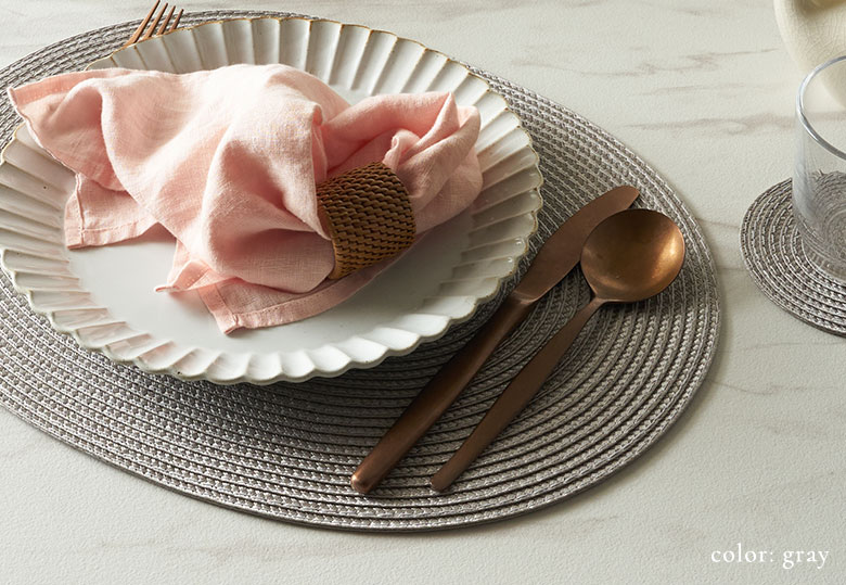 どんなテイストにもマッチするシンプルなデザインのプレースマット