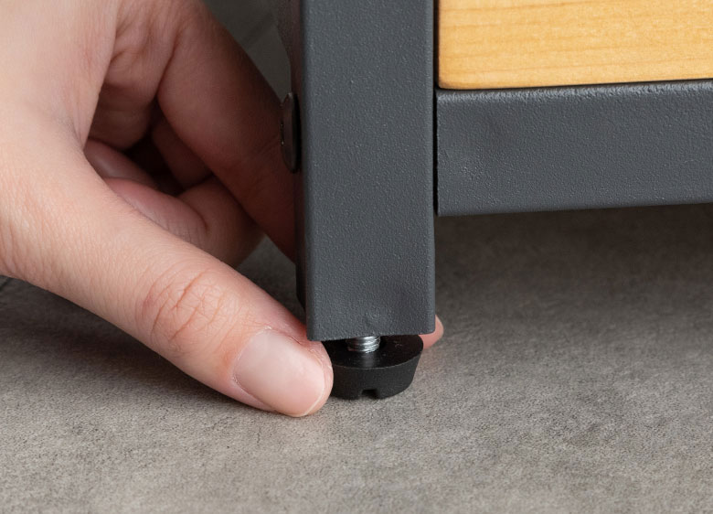 脚には、がたつき防止のアジャスター付き