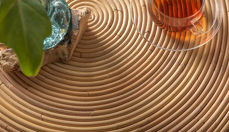 一本一本のラタンを丁寧に曲げ、重ねていくスパイラル構造