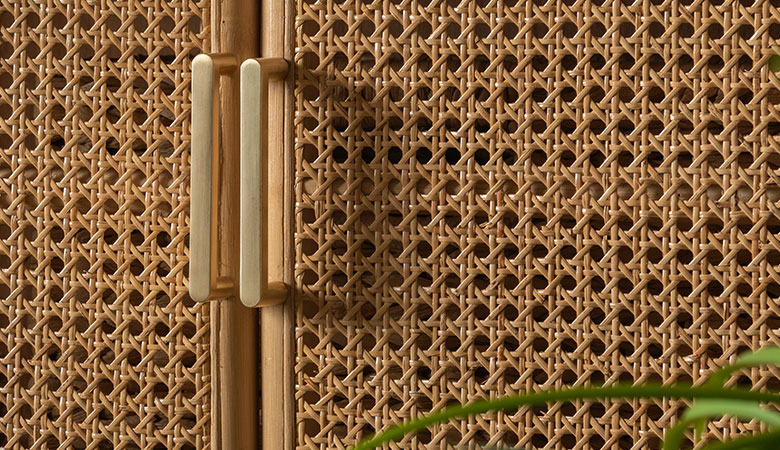 ラタンメッシュと真鍮ハンドルの扉がおしゃれ