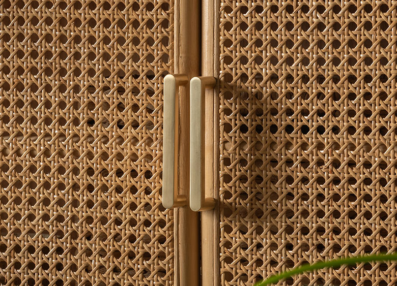 真鍮ハンドルの上質な輝き