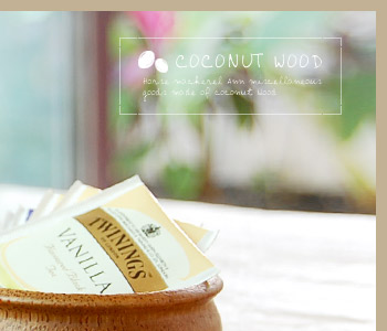 バリ島の天然素材『ココナッツウッド』を使用し、一つ一つ手作りで作り上げた温もりを感じる、小さな小物入れです。