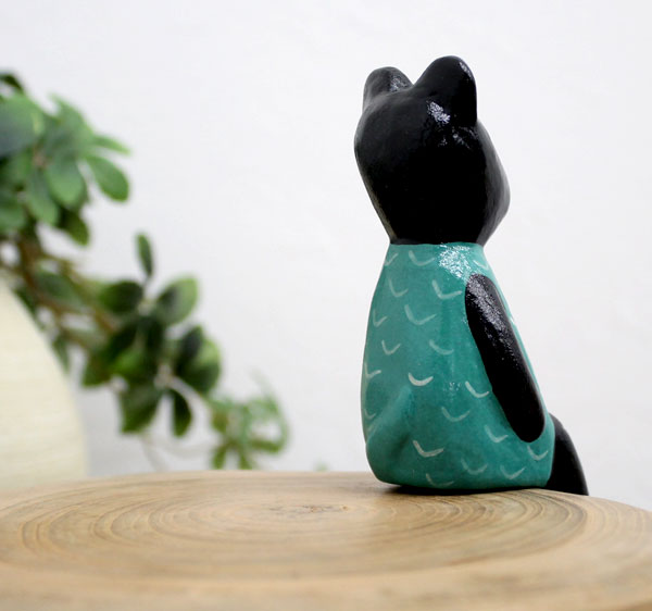 ちょこんとお座り!素朴で可愛い黒クマの木彫りオブジェ。