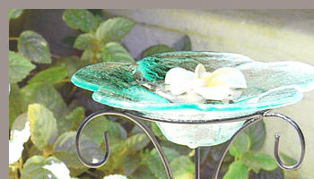 プルメリアの形がかわいいアジアンガラスの水盤。