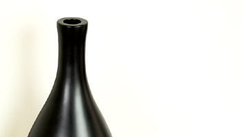 黒の質感が美しい、マホガニー製のアジアンオブジェ。一本のマホガニーの木をくり抜いて、時間をかけて花瓶の形に仕上げました。