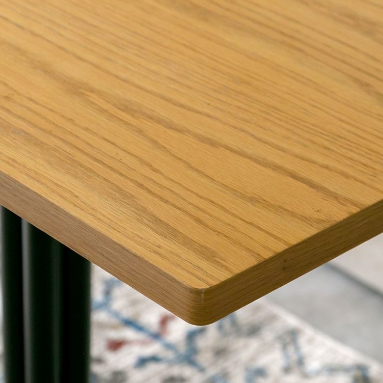 天然木オークの突板を使用した、木目の美しいテーブルです