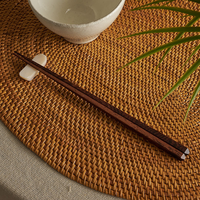 スラリと伸びる細身の箸は持ちやすく、上品な雰囲気