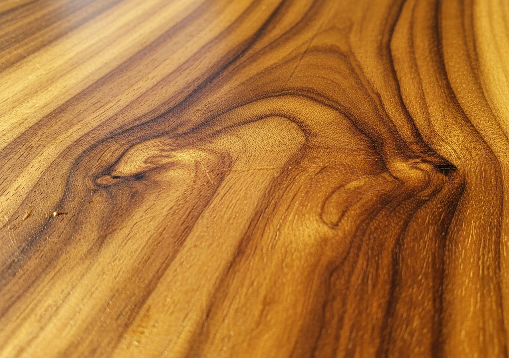 美しいチークウッドの質感