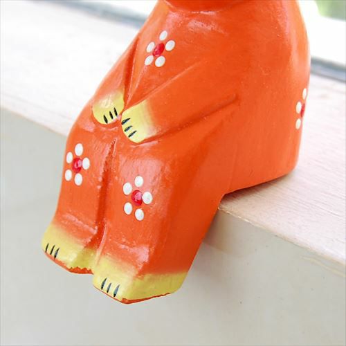 お座りした木彫りのバリネコの アジアン オブジェ オレンジ[9248