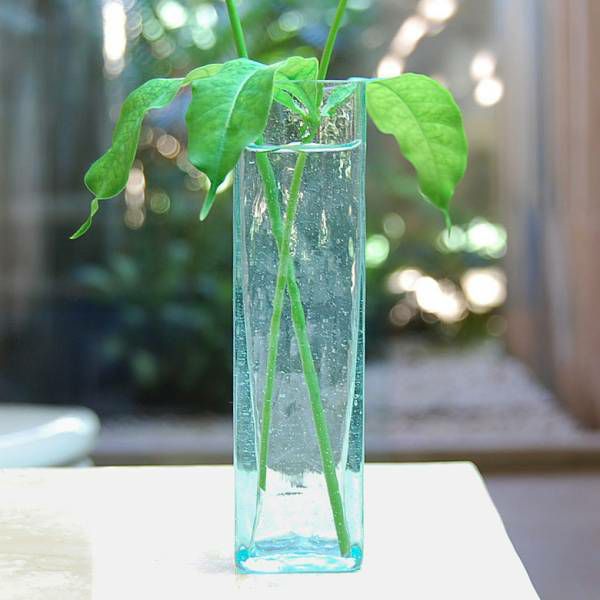 青緑色の細長い花瓶 津軽びいどろ 口すぼまり 花器 津軽海色 | おしゃれなガラスの花瓶