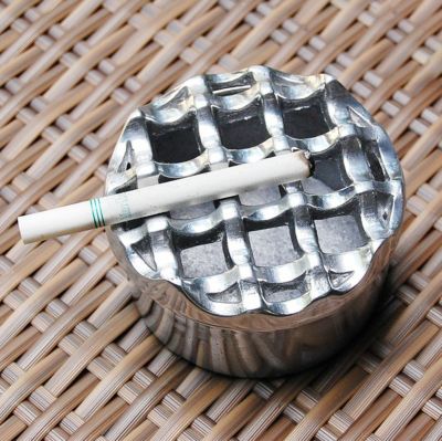 波型デザインの丸いアルミ製灰皿[M][10332]【灰皿 おしゃれ 灰皿 フタ付 おしゃれ 卓上灰皿 灰ざら はいざら 灰皿 来客用 アンティーク風 アンティーク調 オブジェ インテリア かっこいい 灰皿 アッシュトレイ バリ 