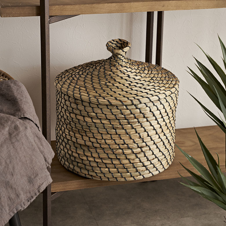 シーグラス製フタ付きラウンドかごバスケットMサイズバスケット見えないダストボックス小物入れ籠カゴフタ蓋収納ケースアジアン雑貨おしゃれアジアン家具ゴミ箱ごみ箱インテリア寝室ごみばこくず入れふた付きリビング屑籠くずかご[vn50575-m]