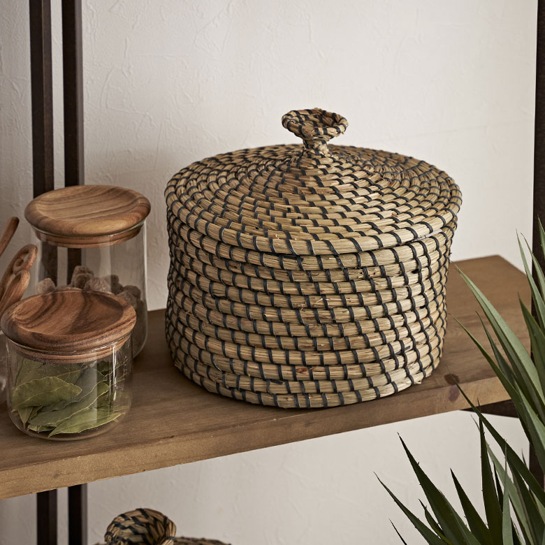 シーグラス製フタ付きラウンドかごバスケットSサイズバスケット見えないダストボックス小物入れ籠カゴフタ蓋収納ケースアジアン雑貨ゴミ箱ごみ箱寝室ごみばこアジアン家具くず入れふた付きリビングおしゃれ屑籠くずかご[vn50575-s]