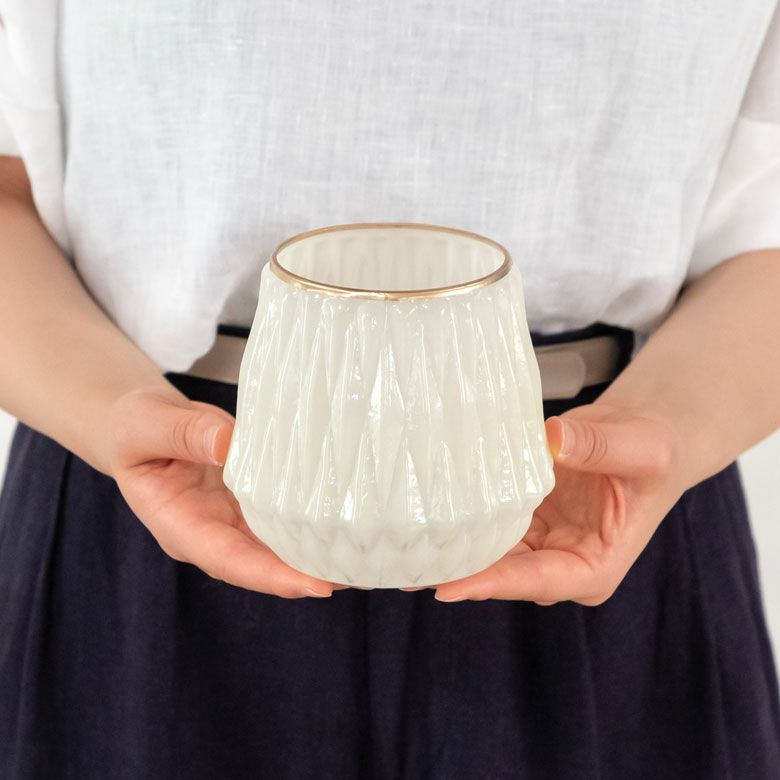 金色の花模様の金属製花瓶 金色の花模様の金属製花瓶
