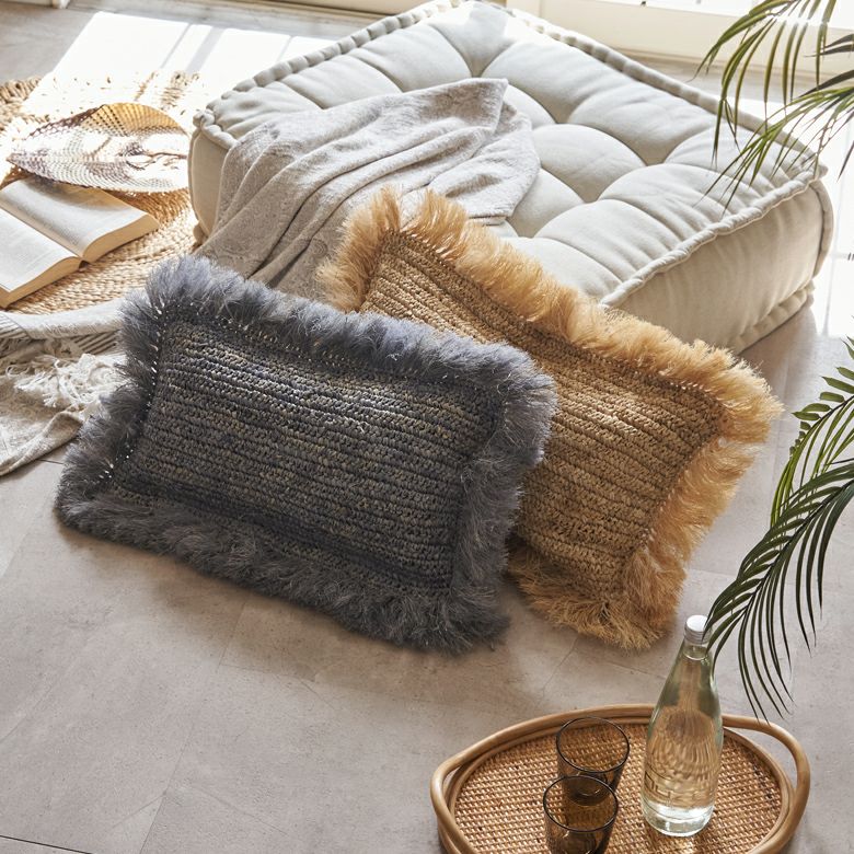 天然素材ラフィア椰子で編まれたリゾート感たっぷりのフリンジ付き